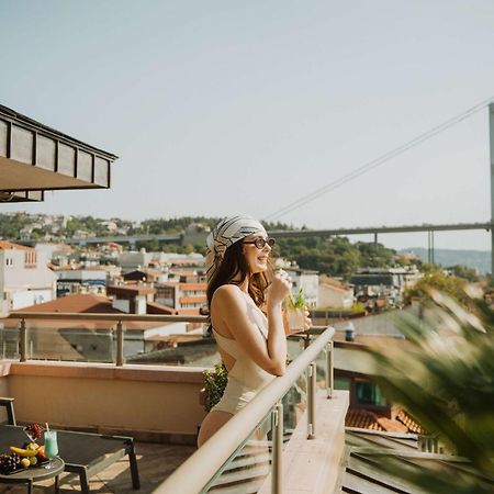 Radisson Blu Bosphorus Hotel Istanbul Exterior photo A woman on a balcony